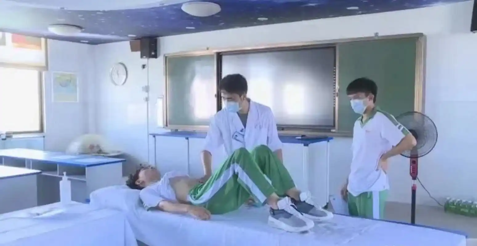 要求脱内裤#在萧山区湘湖初级中学进行的萧山区高考体检男外科检查中