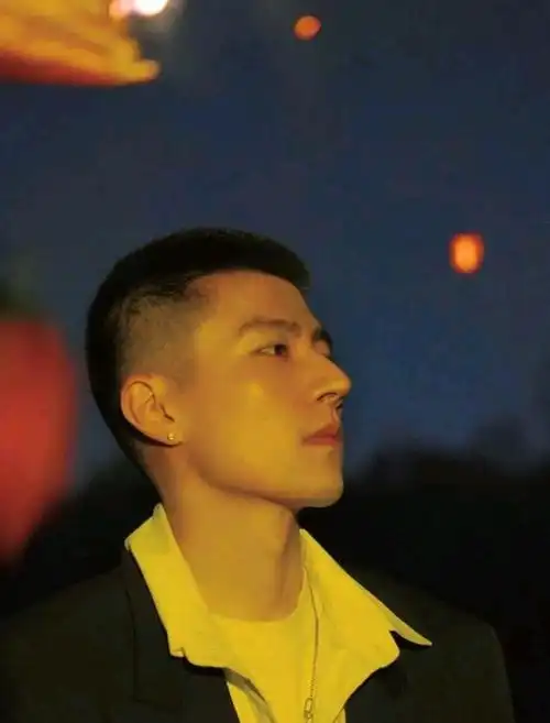 大鼻子超帅的轻熟男,太阳刚了吧!