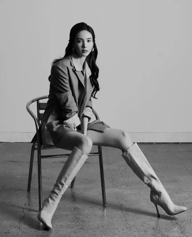 金晨是真漂亮!用"一分裤"配长靴,显得腿又细又长