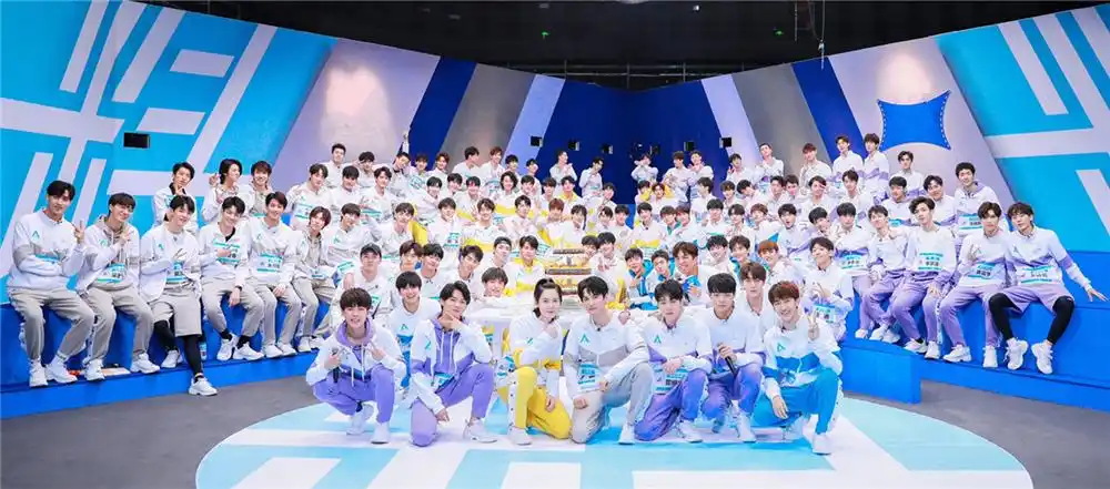 11位创造营学员拍时尚片周震南成熟王晨艺休闲何洛洛青春养眼