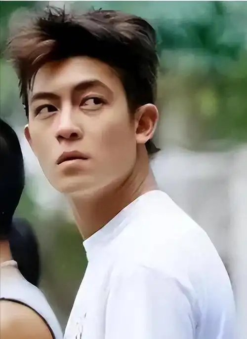 陈冠希抱女儿撒娇,父爱满满,回首当年颜值巅峰!