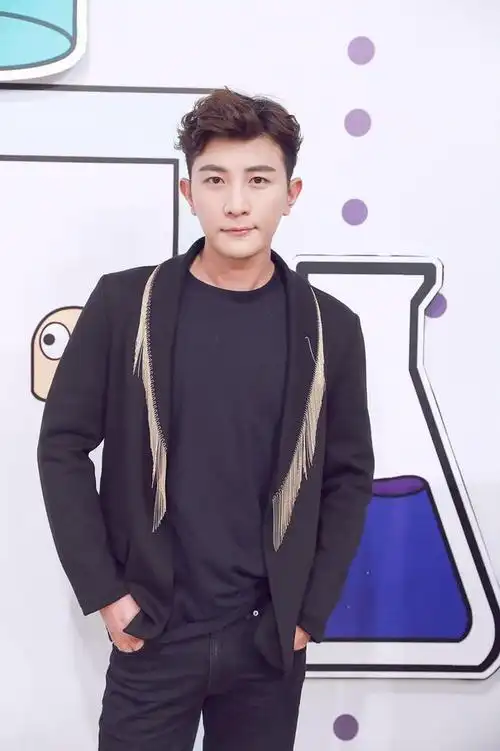 一个被主持才华所耽误的男神大左,颜值气质完全不输小鲜肉!