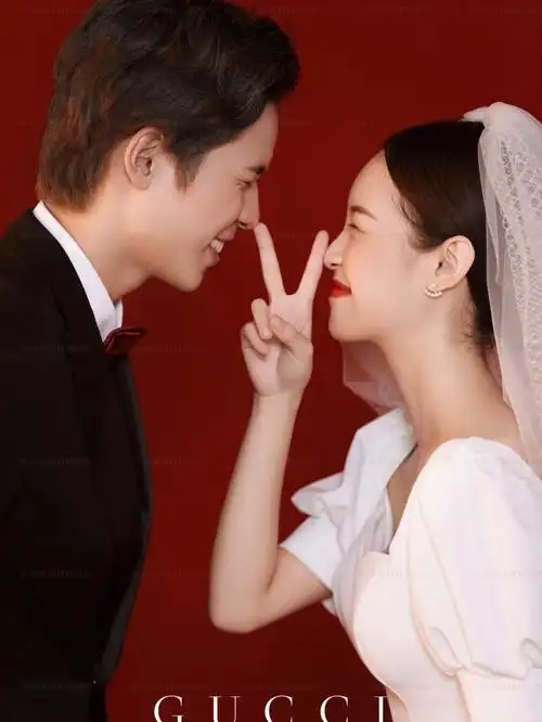 红色纯色背景婚纱照