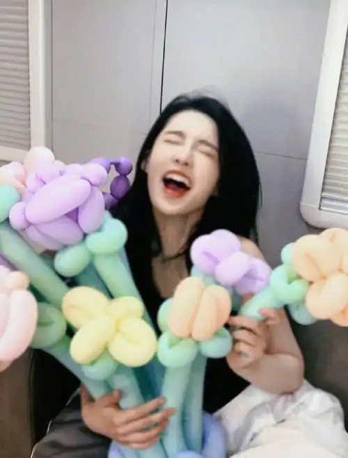 李沁营业图,笑起来好开心.