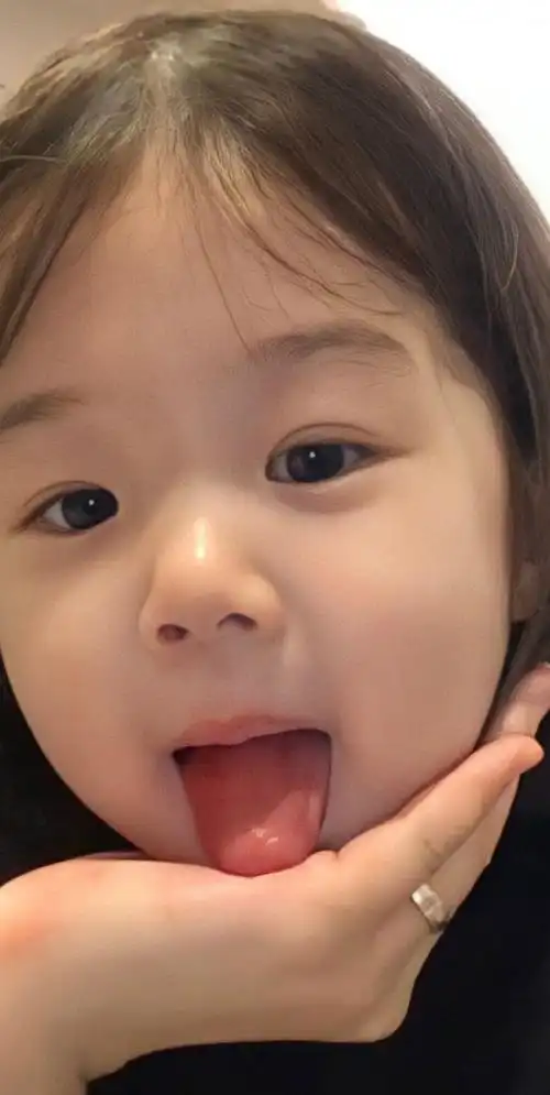 求一下这个可爱小女孩的壁纸图