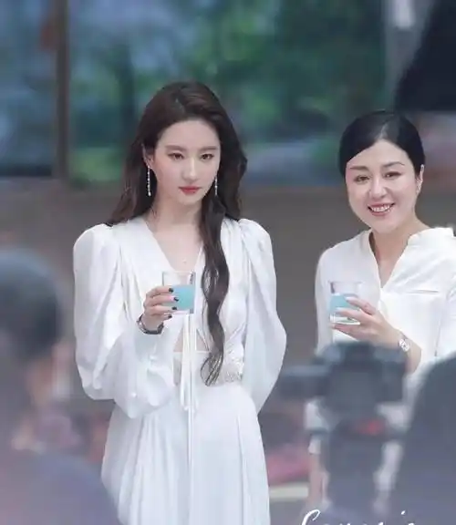 职业保姆,明星助理的待遇,最能看清恶臭艺人的嘴脸_网友_蔡徐坤_生活