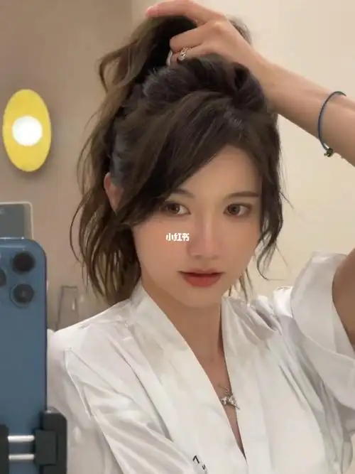 真的可以尝试这款刘海哟~可扎可批短八字刘海的特点:1偏分,显颅顶高