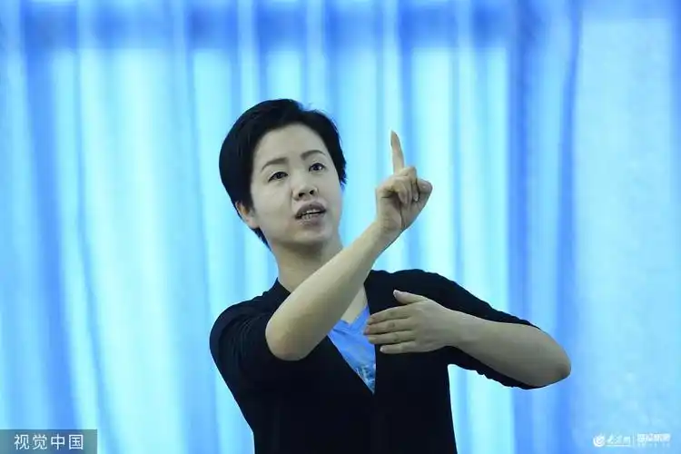 重庆:中国首位聋人语言学博士唇耕手耘 为"聋""听"世界搭建桥梁