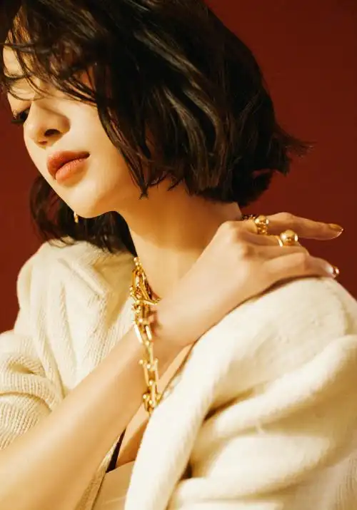 吴谨言写真身穿月光白抹胸套装气质优雅纯美动人