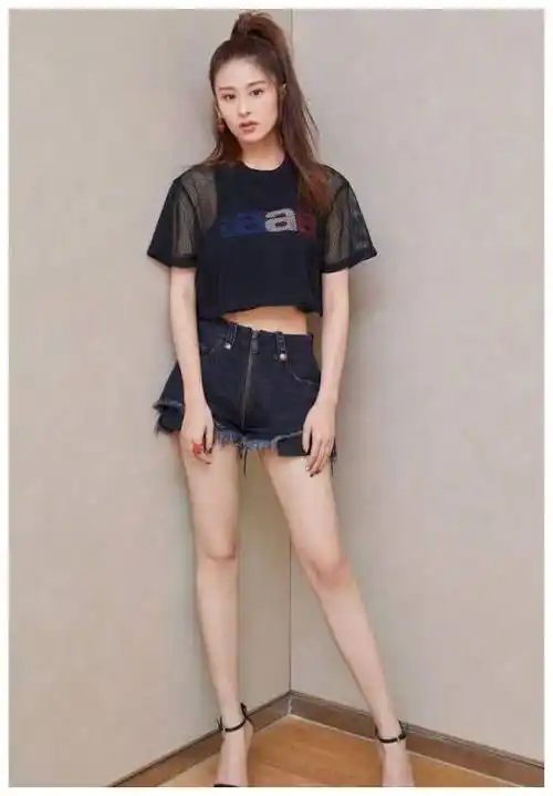 21岁关晓彤长大了,紧身露脐装搭配牛仔短裤,炫腹秀腿身材很性感_肚脐