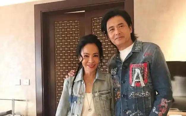 周润发和老婆陈荟莲亮相穿牛仔外套搭配白色长款帅气十足