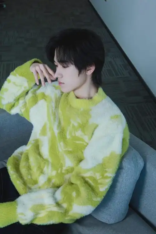 宋亚轩居家写真公开,身穿绿色花纹毛衣,温柔又可爱__财经头条