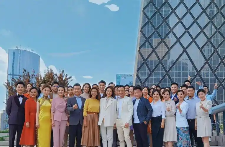 央视107位主持人合照董卿坐c位朱迅只能靠边梁田位置也不错