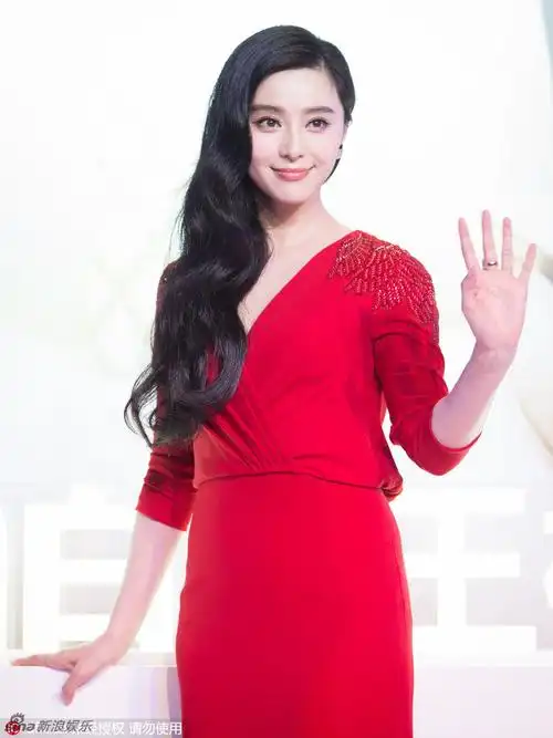 范冰冰红色v领裙性感小腹微微隆起
