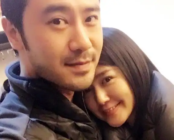 谭维维现身街头携带一儿一女旁边丈夫跟随这是当妈了