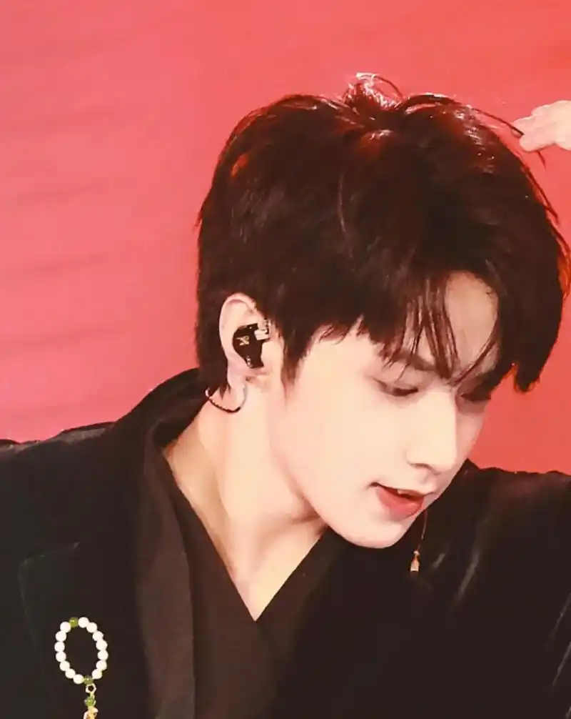 刘耀文#刘耀文全能担当   跟着光走我跟着你走你带我走向光 - 兑趑