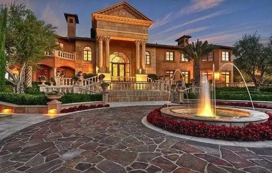 可以说,这座宫殿式豪宅并不逊色于女王的住所,奢华,壮观,华丽,昂贵