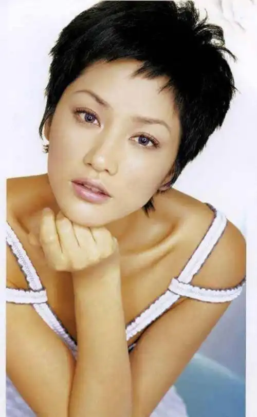 "中国第一名模"27年前剧照流出,瞿颖感叹太美好了,稚嫩又清纯