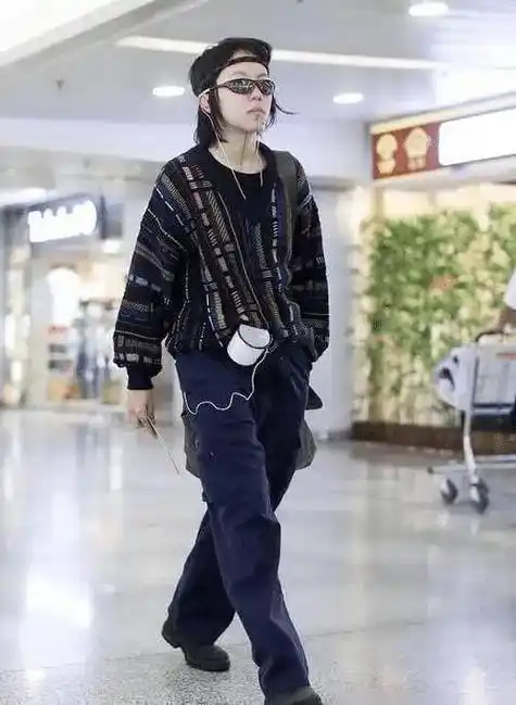 窦靖童的时尚真难理解禅修外套配紫色短发下巴纹身很另类