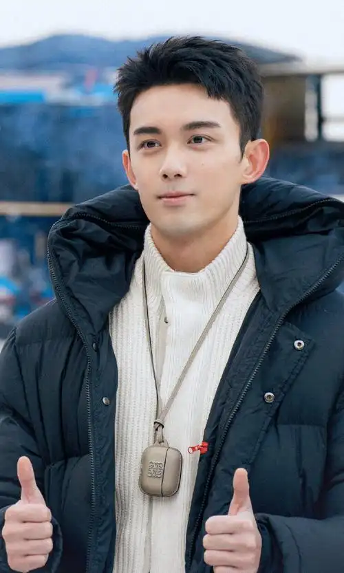 吴磊赵今麦新剧埋头拥抱路透##吴磊赵今麦在暴雪时分埋肩抱路透