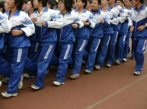 同样是女生校服为啥私立学校穿小裙子公立学校穿运动裤
