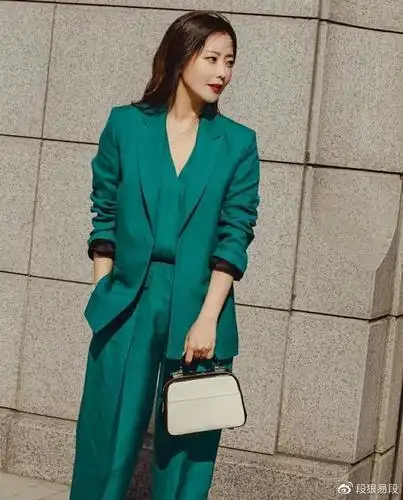 金喜善绿色西装超飒16岁出演恐龙先生入行丈夫是韩国财团继承人