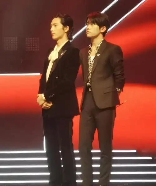 二十也能窜一窜?易烊千玺疑再度发育,与井柏然同框身高直逼183