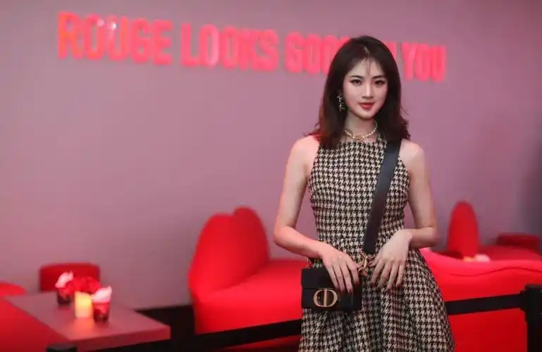 原创华为二公主姚安娜赢麻了