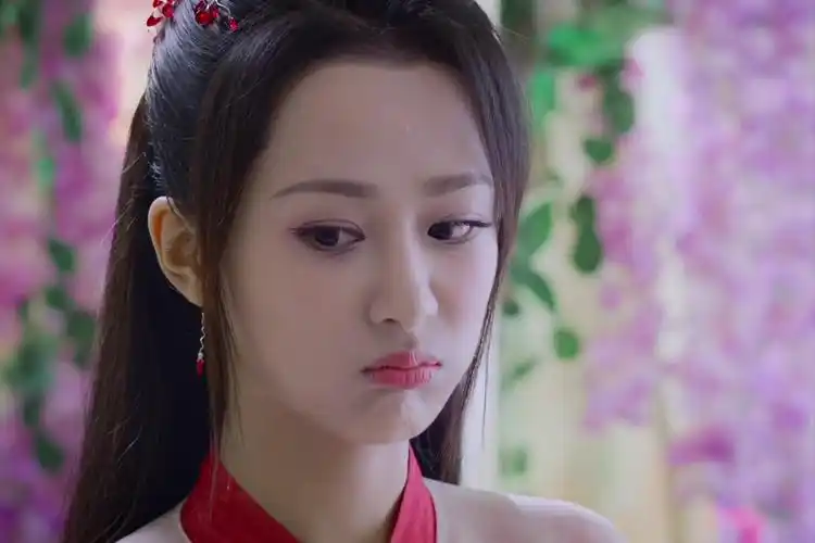 在这之后,杨紫出演《青云志》里的清冷美女陆雪琪,《女心理师》专业