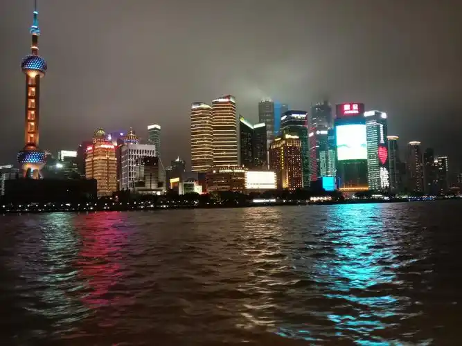 晚上,我们乘船夜游黄浦江.上海的夜景是很出名的,也是真的漂亮.