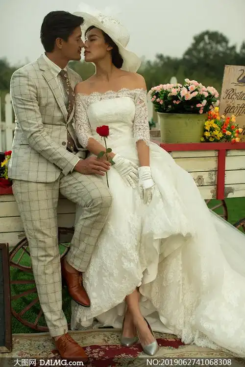 依偎在一起的恋人婚纱摄影高清原片_大图网图片素材