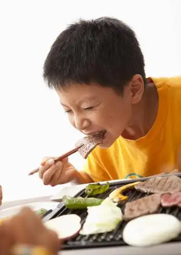 东方人,儿童,一个人,坐,闭眼,吃,竖图,室内,白天,正面,烹饪,纯洁,筷子