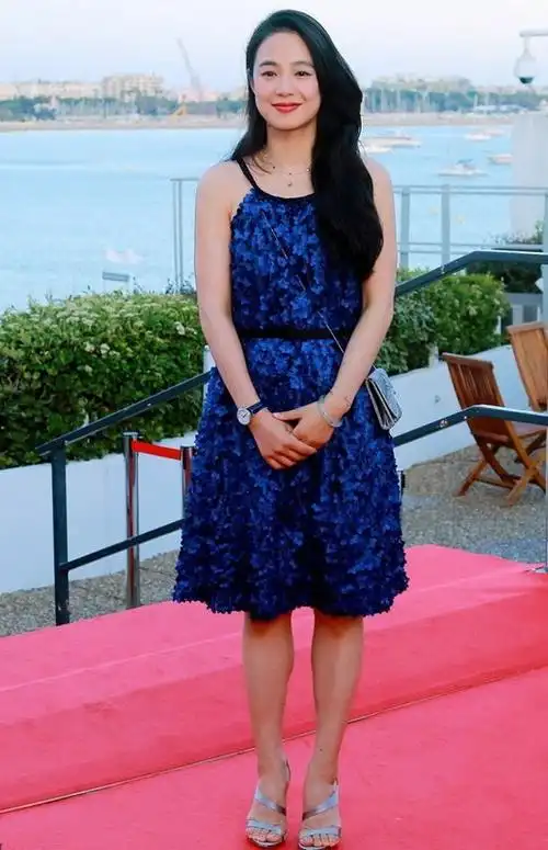 姜文的眼光可真毒42岁妻子周韵身材丰腴穿白裙美得自然又脱俗