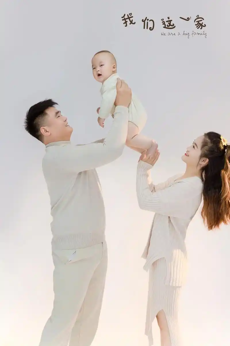 温暖亲子照|淮阳.一家三口有爱亲子照 简单干净的感觉好耐看  - 抖音