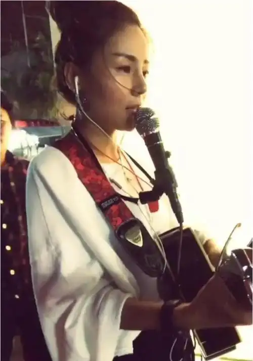 花姐狂浪走红之谜:千万粉丝背后,她经历了什么?