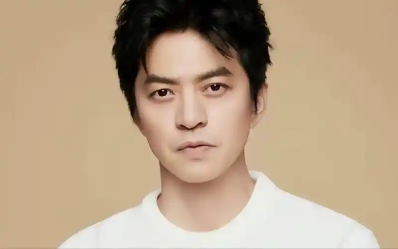 李健与老婆外出用餐 夫妻低调甜蜜约会