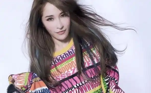 萧亚轩:一个充满魅力和争议的女神萧亚轩,一位备受瞩目的女歌手,不仅