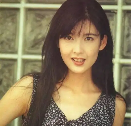 周慧敏从小的梦想就是能快快长大赚钱,年仅18岁的周慧敏偷偷报名参加