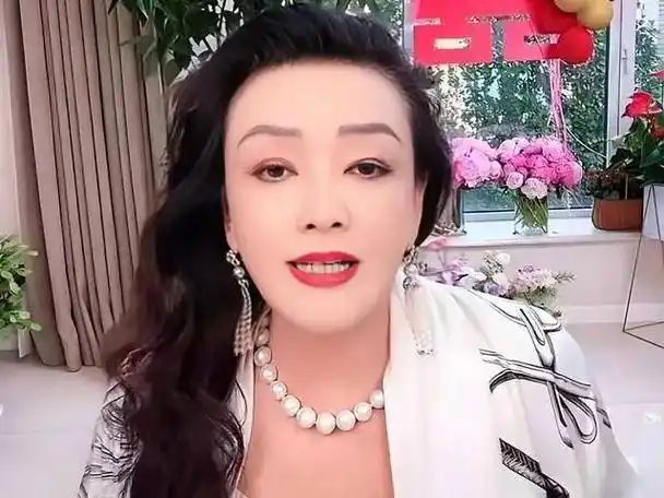 张兰火力全开,称大s骗婚,当初倒追汪小菲,但没有证据不如不说