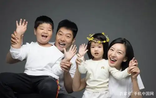 照片中一家四口都衣着浅色上衣外套,妹妹戴着花环,十分讨人喜欢.