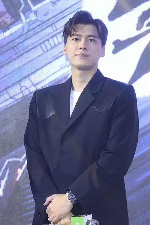 李易峰生图看着有点富态穿黑色拼接西装帅气不减挺高级