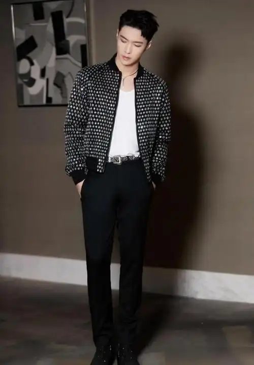张艺兴身材可真好啊穿格纹外套看着肩好宽哪个女生不想靠一靠