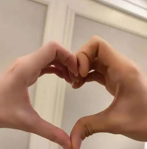 金莎晒照官宣恋情与素人男友比心大秀恩爱男方身份至今成迷