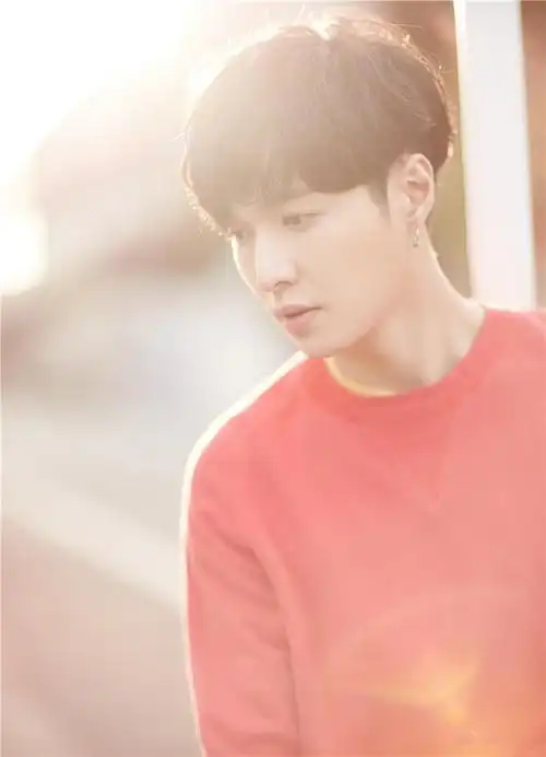 张艺兴青春洋溢街拍图片