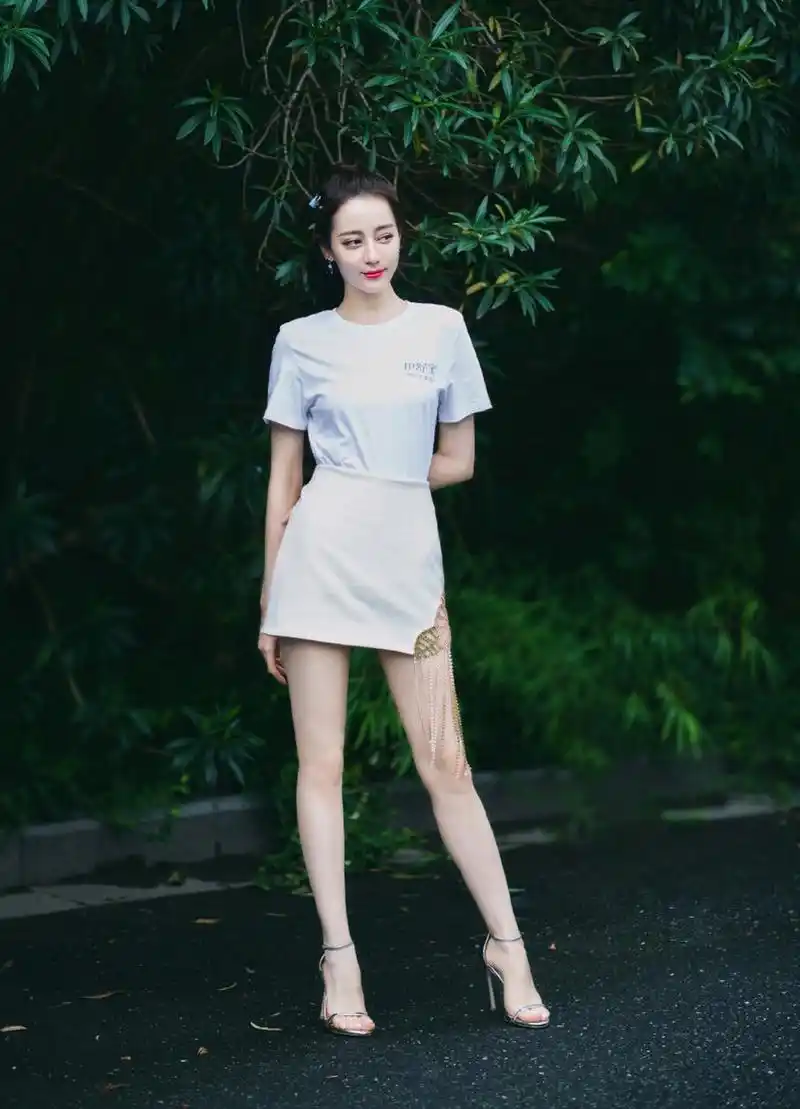 迪丽热巴美白大长腿秀,这么美且迷人的美腿内娱太少见了,你心动了吗?