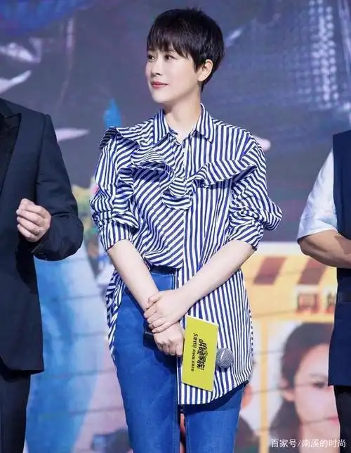 海清衣品真好,穿条纹衬衫配"破洞"显瘦又显高,短发太减龄