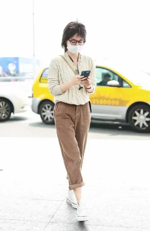 王子文美得张扬穿轻薄毛衣显街头范狗啃短发也就她能驾驭