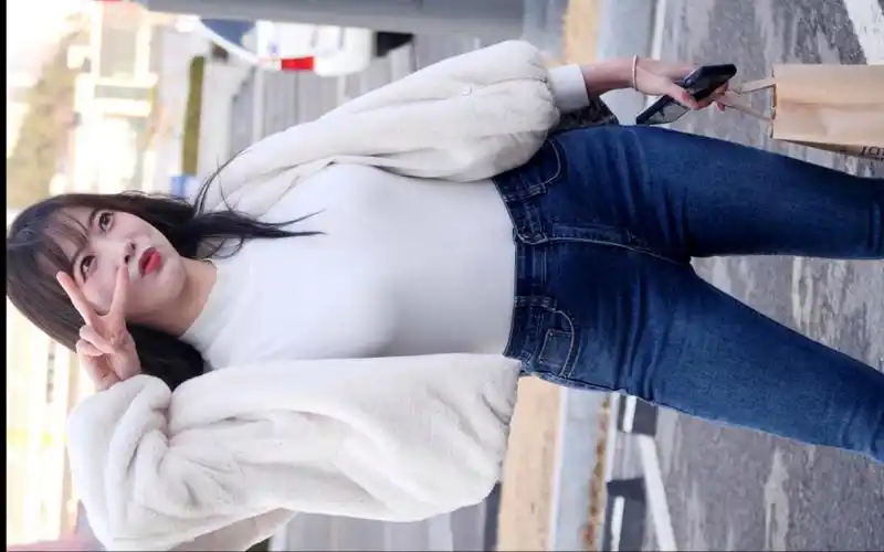 韩国美女大姐姐牛仔裤美腿