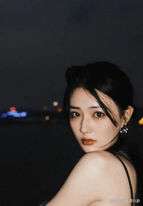 徐璐晒海边写真身穿黑色吊带肌肤白皙如牛奶貌似貂蝉性感迷人