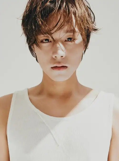 简介:朴志训韩系美少年画报写真图片,分享一组朴志